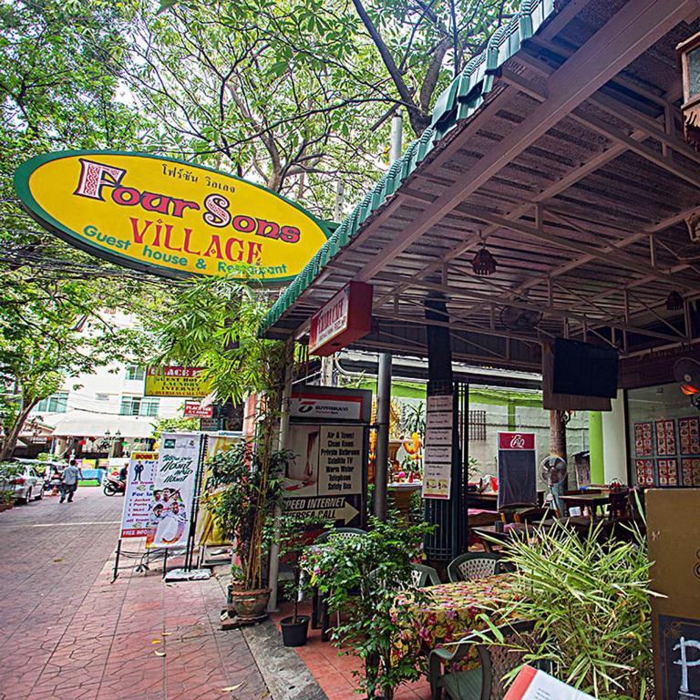 Four Sons Village Bangkok Buitenkant foto