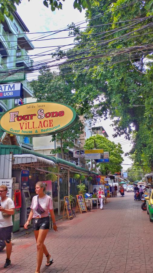 Four Sons Village Bangkok Buitenkant foto